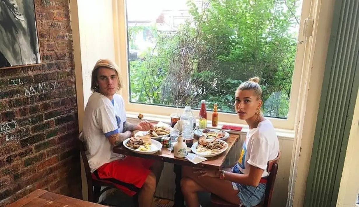 Namun keduanya seperti tak pernah lupa untuk bermesraan meski situasinya sulit. (instagram/justinbiebertrackerrr)