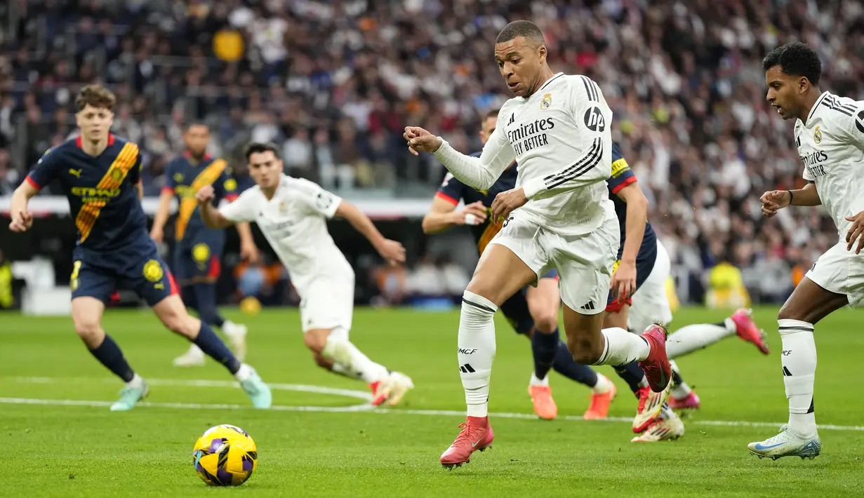 Pemain Real Madrid, Kylian Mbappe memberikan umpan saat laga lanjutan Liga Spanyol 2024/2025 melawan Girona di Santiago Bernabeu Stadium, Madrid, Minggu (23/02/2025) waktu setempat. (AP Photo/Manu Fernandez)