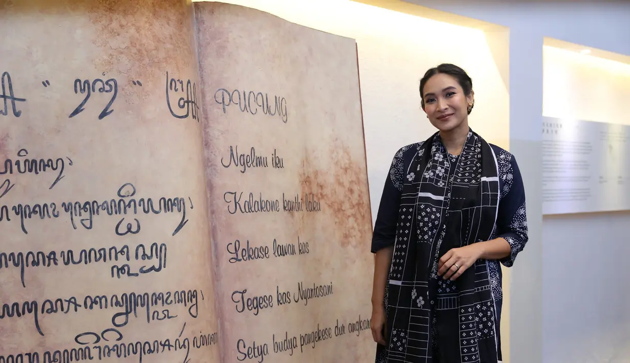 "Iya (penampilan berubah), kenapa? Gemuk ya? Iya (hamil) doain saja ya," ucap Happy Salma seraya tersenyum. (Daniel Kampua/Bintang.com)