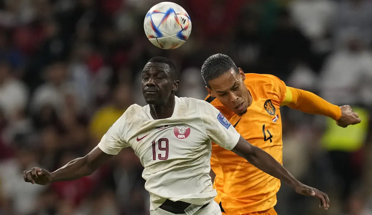 <p>Pemain Qatar,&nbsp;Almoez Ali (kiri) berebut bola dengan pemain Belanda, Virgil van Dijk saat matchday ketiga Grup A Piala Dunia 2022 yang berlangsung di Stadion Al Bayt, Selasa (29/11/2022). (AP/Lee Jin-man)</p>
