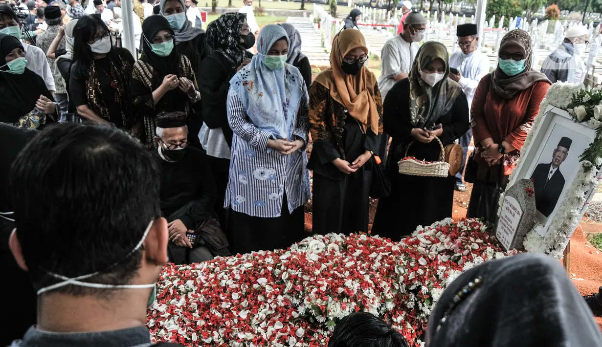 Warga berdoa saat berziarah ke makam Ketua Dewan Pers Azyumardi Azra di Taman Makam Pahlawan (TMP) Kalibata, Jakarta Selatan, Selasa (20/9/2022). Selain para tokoh dan cendekiawan, warga dari kalangan umum turut hadir di pemakaman Azyumardi Azra untuk berziarah sekaligus memberikan pengormatan terakhir. (merdeka.com/Iqbal S Nugroho)