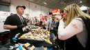 Para pengunjung mencicipi tiram di ajang Restaurants Canada Show 2020 di Toronto, Kanada, Minggu (1/3/2020). Restaurants Canada Show merupakan ajang tahunan terbesar bagi industri layanan makanan dan perjamuan di Kanada. (Xinhua/Zou Zheng)