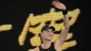 Petenis asal Kazakhstan, Elena Rybakina melemparkan senyuman kepada penonton setelah berhasil mengalahkan Jelena Ostapenko 6-2 6-4 dalam pertandingan perempat final Australia Open 2023, Selasa (24/1/2023). (AP Photo/Aaron Favila)