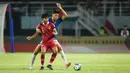 <p>Pemain Timnas Indonesia U-17, Arkhan Kaka (depan) berebut bola dengan pemain Timnas Ekuador U-17, Jair Collahuazo pada laga pertama Grup A Piala Dunia U-17 di Stadion Gelora Bung Tomo, Surabaya, Jumat (10/11/2023) malam WIB. (Bola.com/Bagaskara Lazuardi)</p>