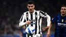 Kedua tim tampil menekan sejak dimulainya babak pertama. Berstatus sebagai tim tamu, Juventus mendapatkan peluang apik terlebih dahulu di menit ke tujuh. Avaro Morata melakukan tendangan melengkung yang sayangnya masih mampu ditepis oleh Handanovic. (AFP/Marco Bertorello)
