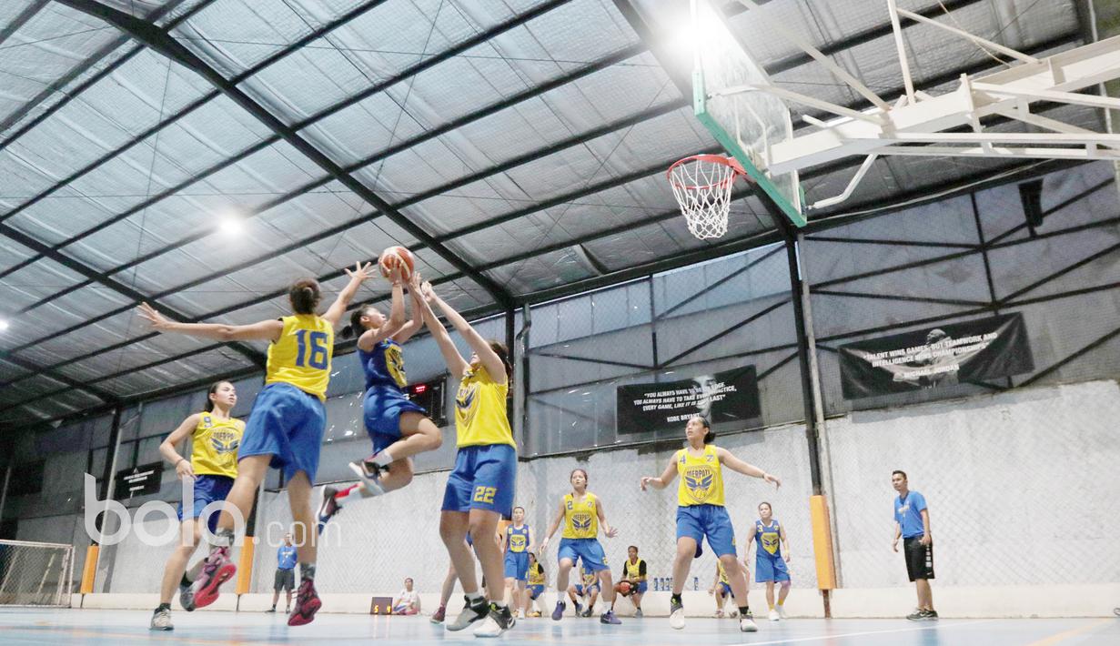 Para pebasket putri Merpati Bali saat berlatih di Futsal Hut, Asaba Arena, Jumat (20/1/2017). Latihan untuk memantapkan strategi mengikuti kompetisi "Merpati Bali Basketball Challenge" di Denpasar, Bali, 2-7 Februari 2017. (Bola.com/Nicklas Hanoatubun)