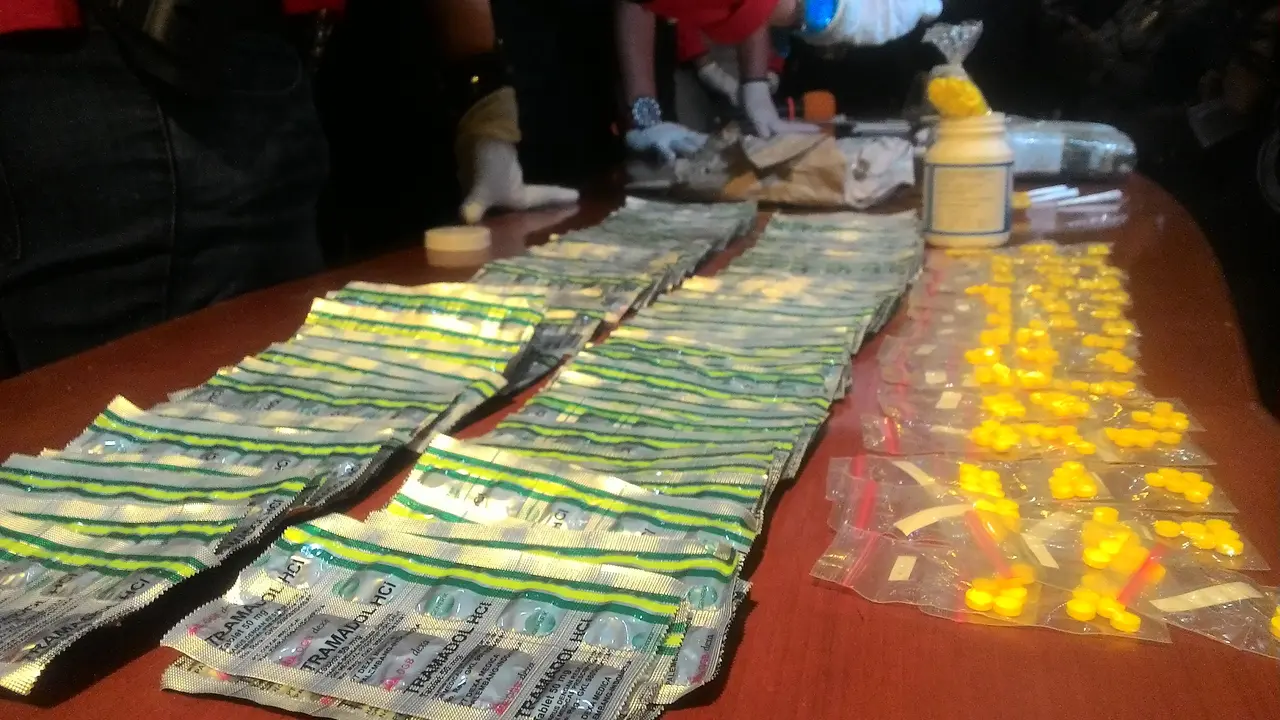 Obat keras yang seharusnya diberikan lewat izin dokter didistribusikan secara ilegal di Bogor, Jawa Barat.