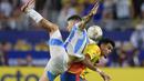 Bek Timnas Argentina, Gonzalo Montiel (atas) berebut bola dengan striker Timnas Kolombia, Luis Diaz pada laga final Copa America 2024 di Hard Rock Stadium, Florida, Amerika Serikat, Minggu (14/7/2024). (AP Photo/Rebecca Blackwell)