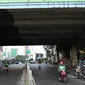 Kondisi lalu lintas di depan Gedung Pasar Tanah Abang, Jakarta, Jumat (22/6). Sebagian pedagang terpaksa menggelar lapak di luar gedung akibat belum dibukanya kembali Pasar Tanah Abang usai Lebaran. (Liputan6.com/Immanuel Antonius)