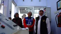 Gubernur Jawa Timimur Khofifah Indar Parawasa meninjau pos jaga kereta api di Desa Gumirih Banyuwangi (Istimewa)