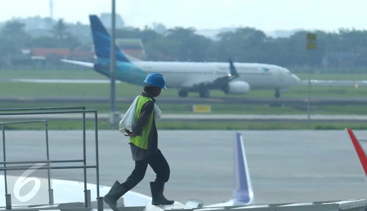 Pekerja tengah menyelesaikan proyek di Bandara Soekarno Hatta, Tangerang, Rabu (20/7). Secara nominal naik 0,43% dari Rp 81.677 menjadi Rp 82.028 per hari. (Liputan6.com/ Angga Yuniar)