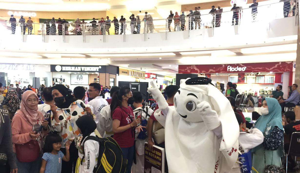 Pada hari keduanya di Surabaya (22/10/2022) La'eeb mengunjungi salah satu pusat perbelanjaan terlengkap di Surabaya Selatan, yaitu Royal Plaza Surabaya. (Procomm Surya Citra Media)