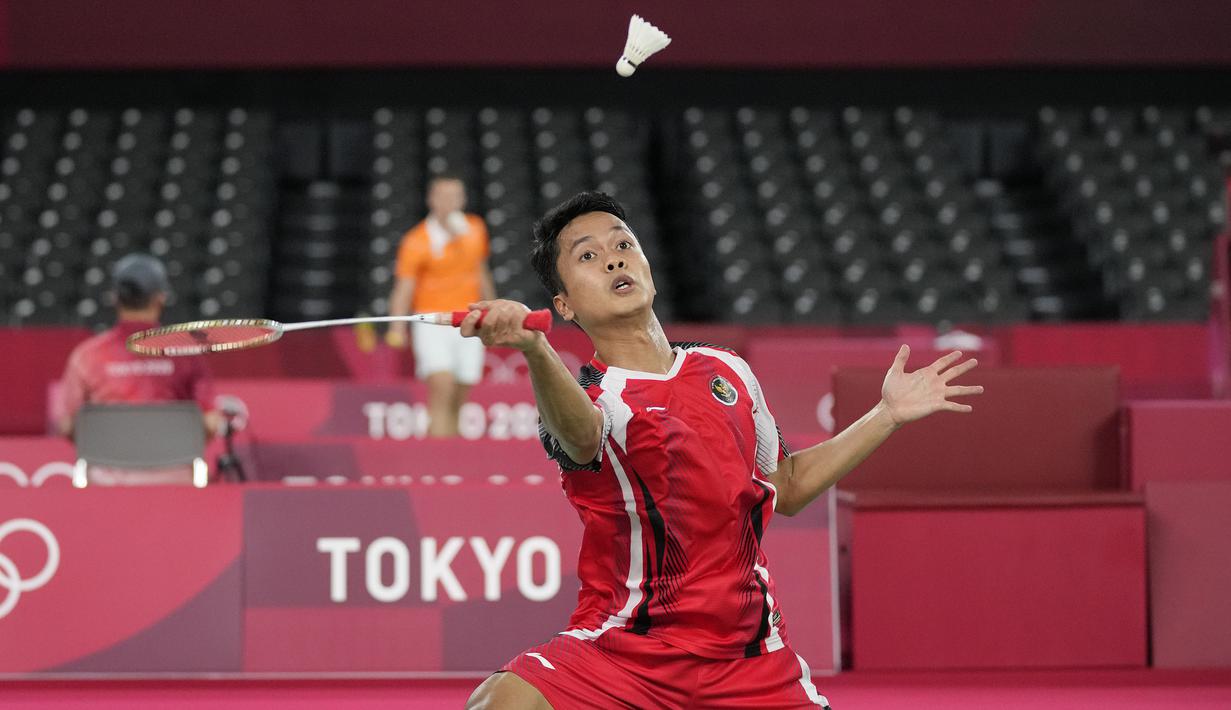 Ginting mampu mempertahankan keunggulan di setengah akhir gim pertama walapun ditempel ketat oleh Tsuneyama. Akhirnya pebulu tangkis peringkat kelima dunia tersebut mampu menutup gim pertama dengan skor 21-18. (Foto: AP/Dita Alangkara)