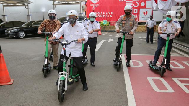 Ketika Menteri Perhubungan Budi Karya Jajal Motor Listrik GrabWheels
