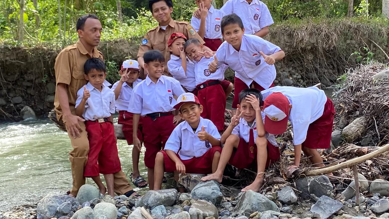 Mengabdi Sebagai Guru di Tempat Terpencil