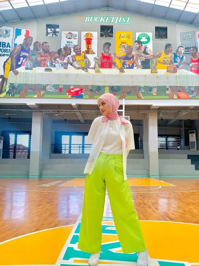 6 Potret Padu Padan Outfit Stylish Nabila Ishma Ala Cewek Kue, Mamba, dan Bumi