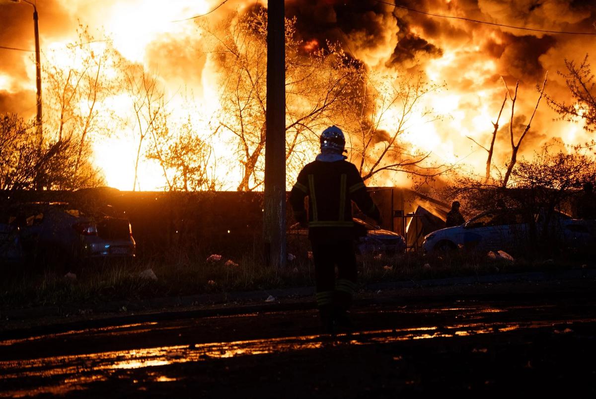 FOTO: Serangan Rusia Picu Kebakaran Hebat  dan Korban Jiwa di Kyiv