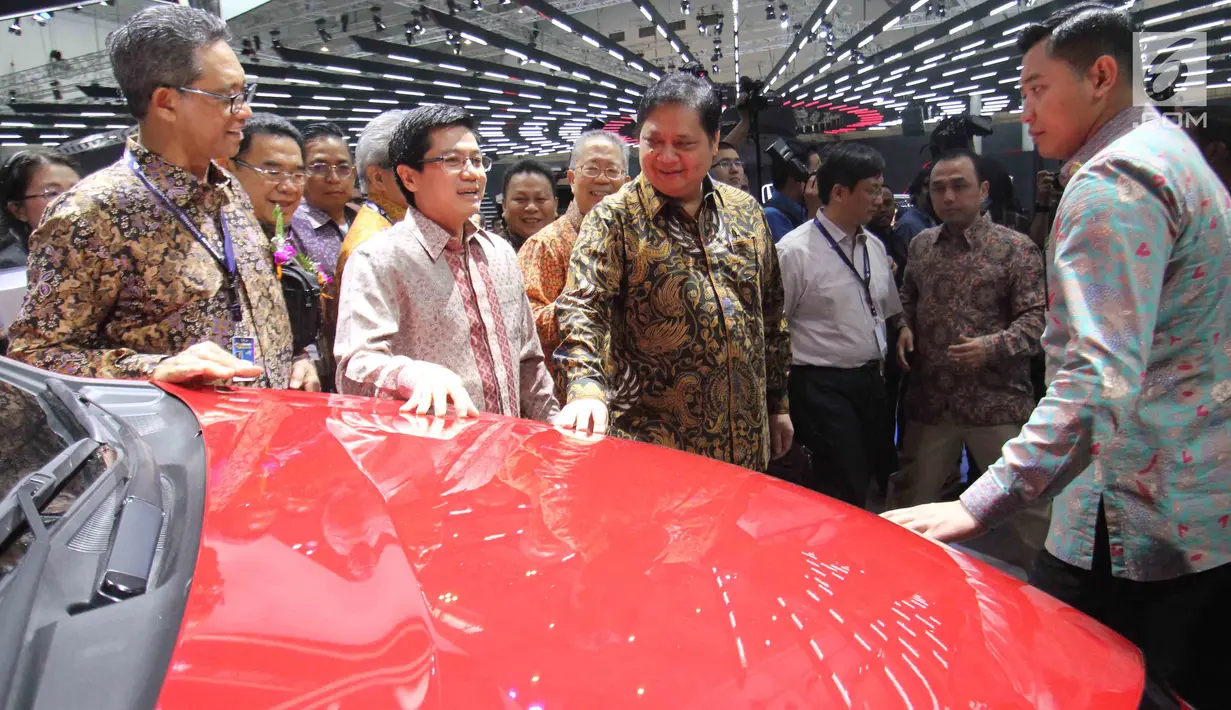 Menteri Perindustrian Airlangga Hartarto meninjau mobil yang dipamerkan dalam ajang GIIAS 2017 di ICE BSD City Tangerang, Kamis (10/8). Sebanyak 40 lebih mobil model baru bakal hadir di pameran otomotif tahunan di Indonesia ini (Liputan6.com/Angga Yuniar)