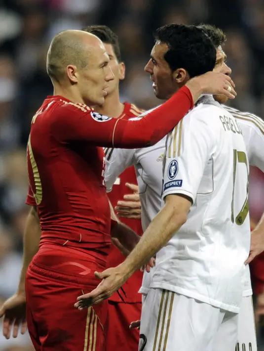 Pemain Bayern Munchen Arjen Robben (kiri) berbicara dengan Pemain Real Madrid, Alvaro Arbeloa saat semifinal leg kedua Liga Champions di stadion Santiago Bernabeu, Madrid (25/4/2012). (AFP PHOTO / PIERRE -PHILIPPE Marcou)