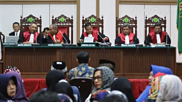 Sidang pembacaan tuntutan kasus dugaan penistaan agama dengan terdakwa Basuki Tjahaja Purnama Polisi memperkuat pengamanan pada sidang lanjutan ke-18 