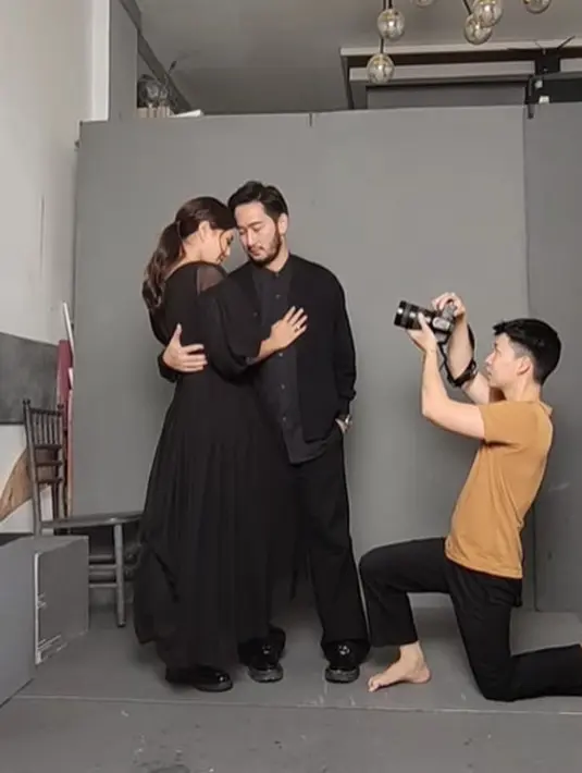 Syahnaz Sadiqah kenakan gaun puffy sleeve panjang dan boots. Sementara Jeje kenakan kemeja dan cardigan hitam [@mariophotographie]