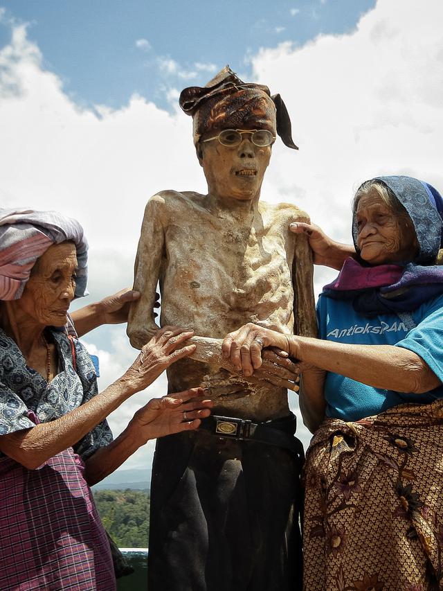 Ritual Ma' Nene' di Toraja. (Fotografer: Allako Pasanggang)