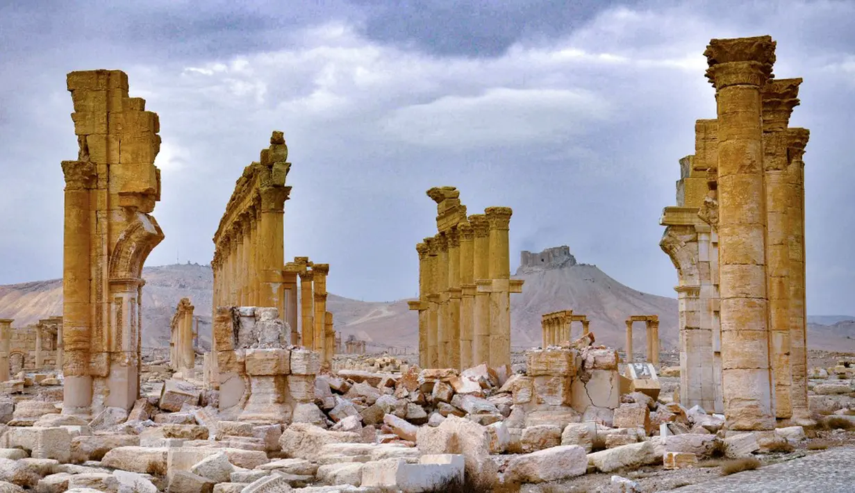Kondisi Kastil Fakhr-al-Din al-Ma'ani (belakang) yang dikenal sebagai benteng Palmyra terlihat di atas reruntuhan kota kuno Palmyra di Suriah tengah, 3 Maret 2017. (Photo by STRINGER/AFP)