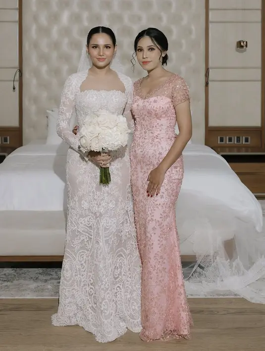 Sebagai seorang kakak, kehadiran dan dukungannya sangat berarti bagi Yunita. Tidak sedikit netizen yang ikut terharu melihat keakraban mereka. Kakak Yunita Siregar cantik dalam balutan gaun brokat warna merah muda. Rambut yang ditata dengan model low bun dengan juntaian poni di kiri dan kanannya, kakak artis berusia 30 tahun ini semakin pancarkan pesonanya. (Liputan6.com/IG/@yunitasiregar)