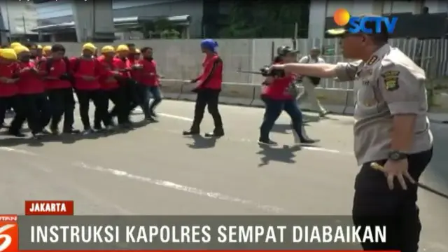 Aksi turun ke jalan ribuan buruh, yang menerobos barikade polisi untuk Menuju Bundaran Hotel Indonesia, berujung bentrok.