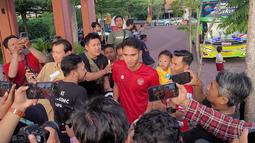 Pemain Timnas Indonesia, Marselino Ferdinan berjalan menuju lapangan saat melakukan latihan menjelang laga FIFA Matchday melawan Palestina di Lapangan Thor, Surabaya, Rabu (7/6/2023) sore WIB. Sebanyak tujuh pemain tambahan meliputi Edo Febriansyah, Marc Klok, Ricky Kambuaya, Rachmat Irianto, Marselino Ferdinan, Ernando Ari, dan Stefano Lilipaly yang ikut bergabung pada latihan hari kedua ini. (Bola.com/Wahyu Pratama)