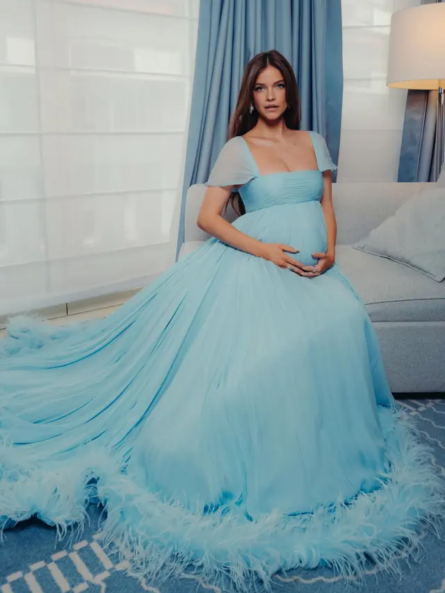 Barbara Palvin  di Cannes 2026 pakai gaun biru. [@realbarbarapalvin]
