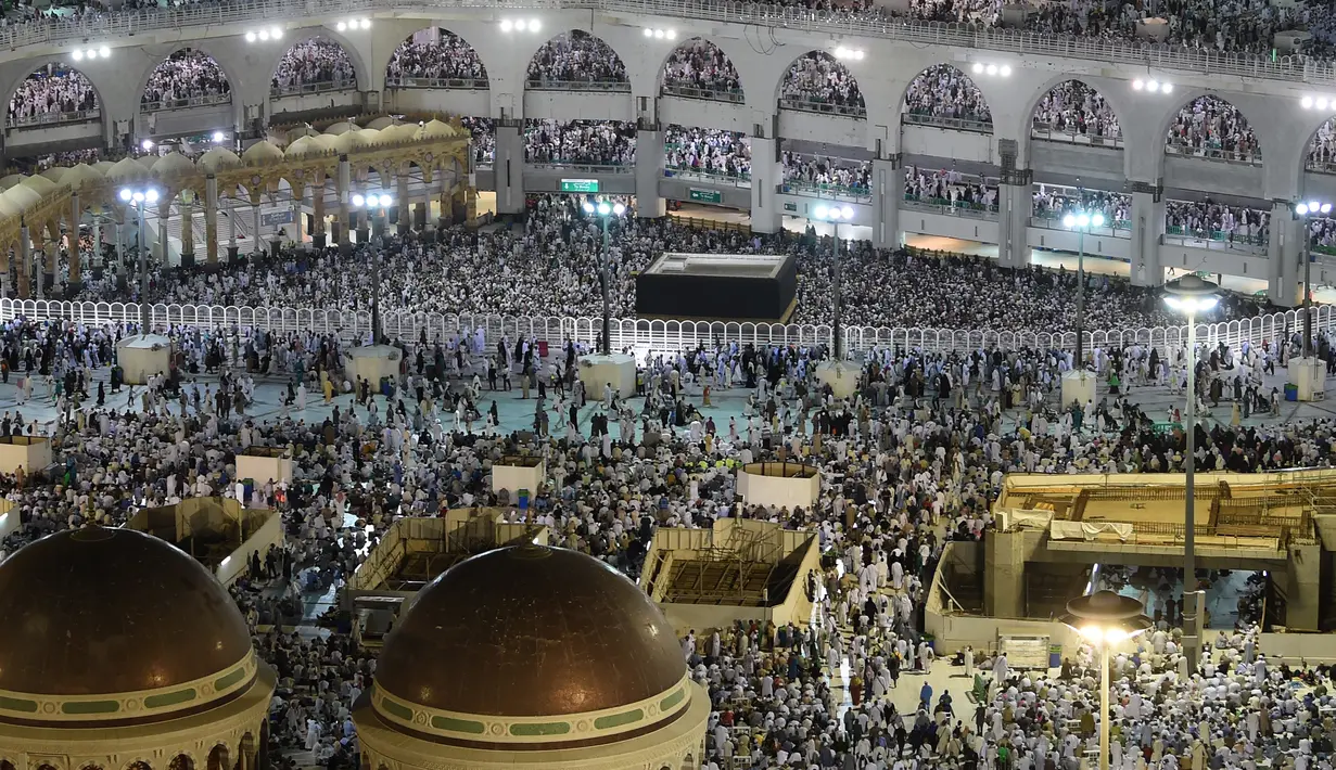 Ribuan jemaah melakukan tawaf dan memadati sekitar Kakbah di Masjidil Haram, kota suci Makkah, Arab Saudi pada Rabu (7/8/2019). Kondisi Masjidil Haram menjelang puncak ibadah haji kian dipadati jemaah dari berbagai negara. (Photo by FETHI BELAID / AFP)