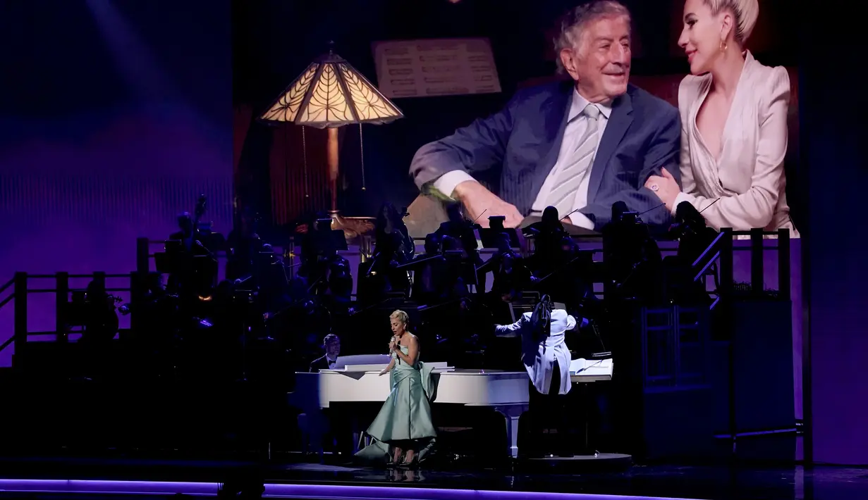 Tony Bennett muncul pada layar saat Lady Gaga melakukan medley pada ajang Grammy Awards 2022 di MGM Grand Garden Arena, Las Vegas, Amerika Serikat, 3 April 2022. Lady Gaga mengenakan gaun rancangan desainer asal Lebanon, Elie Saab. (AP Photo/Chris Pizzello)