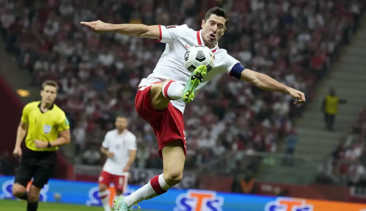 Robert Lewandowski menjadi pemain ketiga pencetak gol terbanyak kualifikasi Piala Dunia 2022 zona Eropa. Ia berhasil membukukan enam gol dan tiga assist dari lima penampilannya bersama Polandia. (Foto: AP/Czarek Sokolowski)