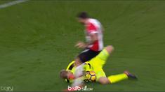 Berita video insiden striker Southampton, Charlie Austin, menendang wajah kiper Huddersfield, Jonas Lossl. This video presented by BallBall.