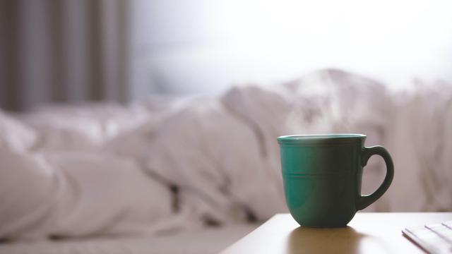 Ilustrasi bangun pagi, kopi, pagi hari