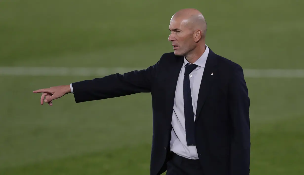 Pelatih Real Madrid, Zinedine Zidane, memberikan arahan kepada pemainnya saat menghadapi Real Valladolid pada laga lanjutan Liga Spanyol di Estadio Alfredo Di Stefano, Kamis (1/10/2020) dini hari WIB. Real Madrid menang 1-0 atas Valladolid. (AP Photo/Manu Fernandez)