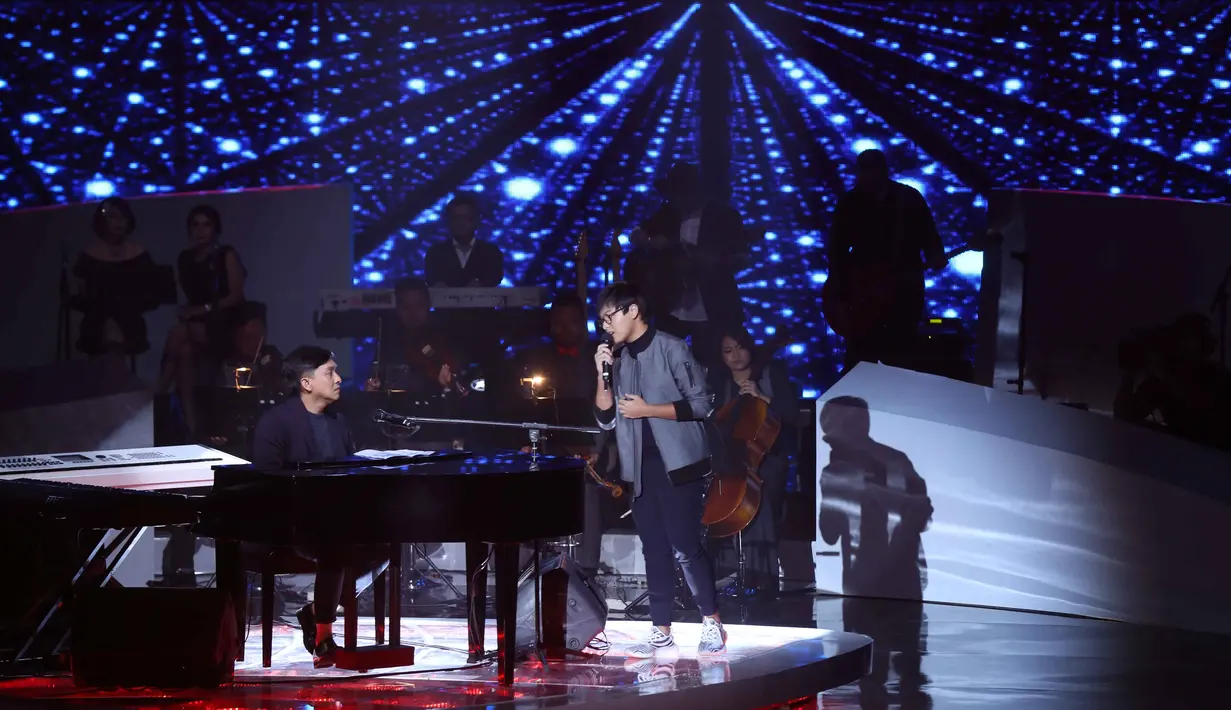 Persembahan konser intim digelar sukses oleh Yovie Widianto. Apalagi dalam konser kali ini, ia bisa berkolaborasi dengan penyanyi dari lintas generasi.  (Nurwahyunan/Bintang.com)