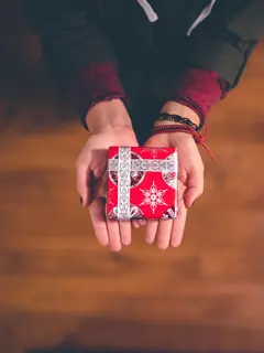 Ilustrasi Kado Natal | unsplash.com/@benwhitephotography