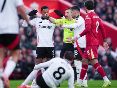Liverpool harus puas berbagi poin usai bermain imbang dengan Fulham 2-2 dalam laga pekan 16 Premier League 2024/2025 yang digelar di Anfield, Sabtu (14/12/2024) malam WIB. The Reds bermain dengan 10 orang sejak menit ke-17 usai Andrew Robertson dikartu merah akibat melanggar Harry Wilson. (AP Photo/Jon Super)