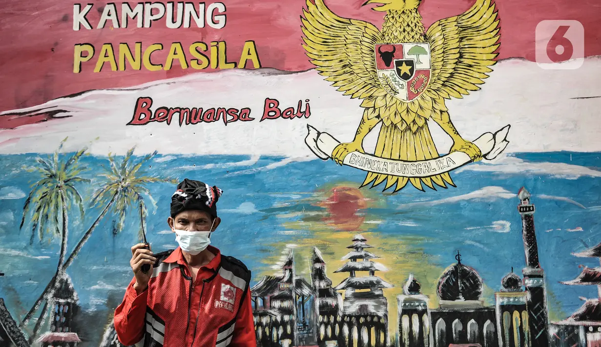 Puryanto (50) yang bertugas sebagai pecalang menjaga perayaan Hari Raya Nyepi di Kampung Bali, Harapan Jaya, Bekasi, Jawa Barat, Minggu (14/3/2021). Warga beragama lain sangat menghargai Perayaan Hari Nyepi di kampung ini. (merdeka.com/Iqbal S. Nugroho)