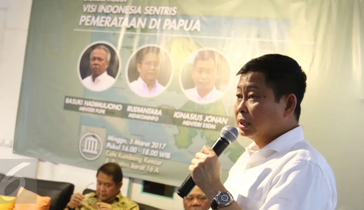 Menteri Energi dan Sumber Daya Mineral Ignasius Jonan menyampaikan pendapatnya diskusi media "Visi Indonesia Sentris Pemerataan di Papua" di Jakarta, Minggu (5/3). Menteri Jonan memaparkan target perkembangan di Tanah Papua. (Liputan6.com/Helmi Afandi)