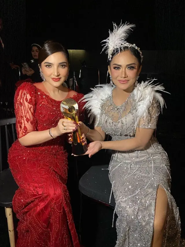 6 Potret Kebersamaan Seleb dan Istri Mantan Suami, Akrab Banget