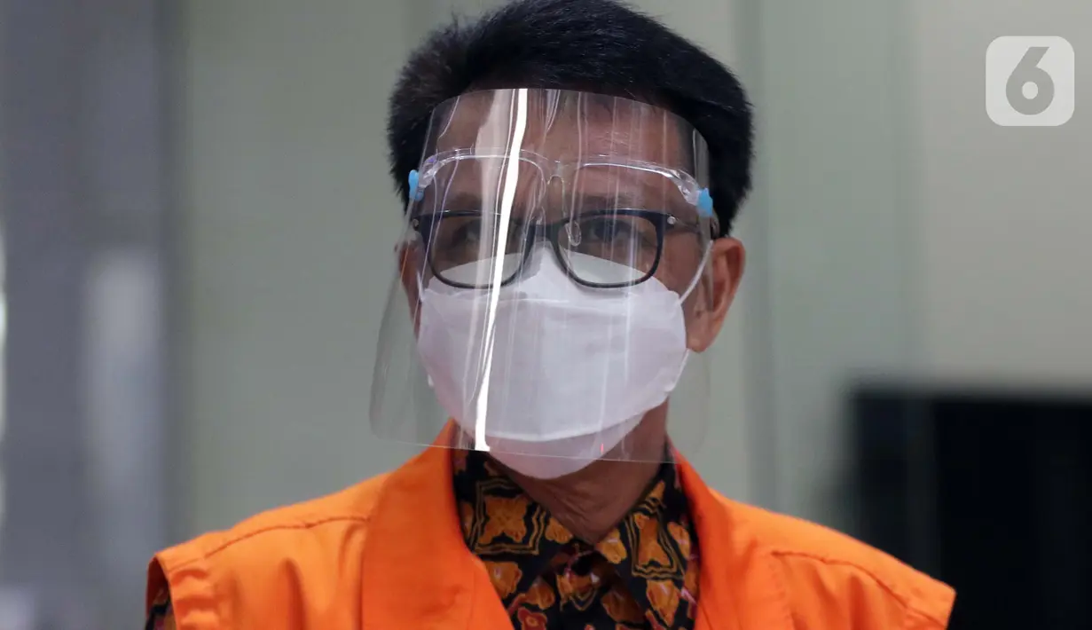 Gubernur Sulawesi Selatan non aktif, Nurdin Abdullah usai pemeriksaan lanjutan di Gedung KPK, Jakarta, Kamis (3/6/2021). Nurdin Abdullah diperiksa terkait dugaan suap dan gratifikasi pengadaan barang dan jasa pembangunan infrastruktur di Pemprov Sulsel 2020-2021. (Liputan6.com/Helmi Fithriansyah)