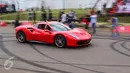 Mobil Ferrari melaju kencang mengelilingi sirkuit dalam Ferrari Festival of Speed di BSD City, Tangsel, Minggu (23/4). Mengusung konsep dari 'Sportainment', Ferrari Festival of Speed mengombinasikan elemen hiburan dan olahraga. (Liputan6.com/Fery Pradolo)