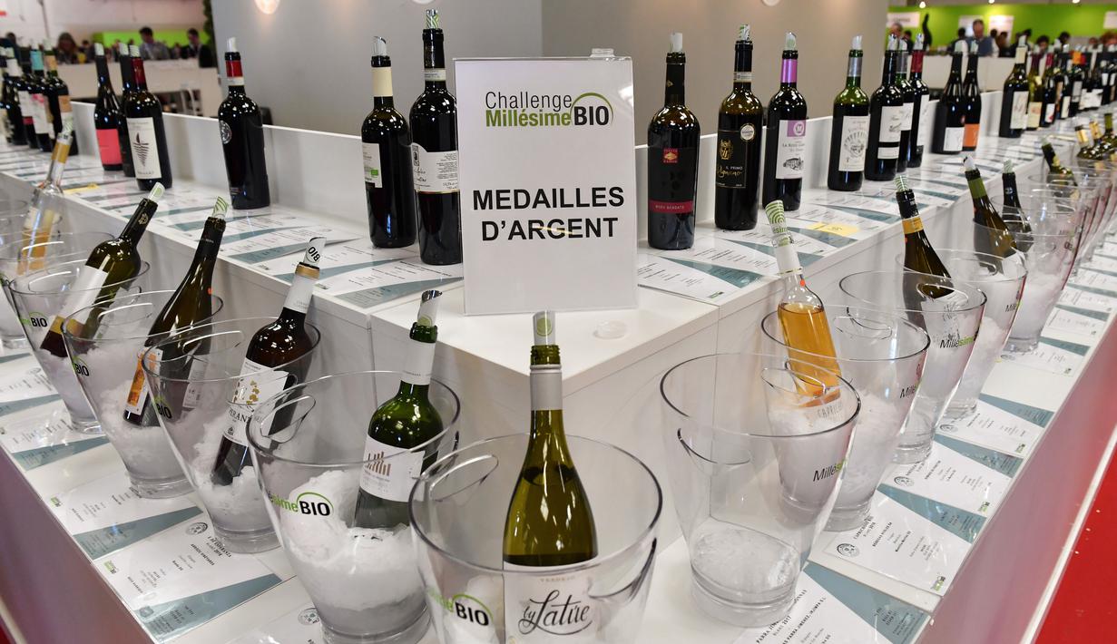 Botol wine organik dipajang dalam pameran  Millesime Bio 2018 di Kota Montpellier, Prancis, Senin (29/1). Millesime Bio 2018 bertujuan mempromosikan produk wine organik. (AFP PHOTO/PASCAL GUYOT)