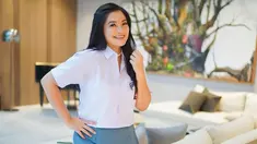 Titi Kamal membagikan potret saat dirinya mengenakan seragam sekolah putih abu-abu. Istri Christian Sugiono ini tampil bak anak SMA lantaran ingin datang ke Ulang Tahun Ussy Sulistiawaty yang menggelar acara dengan dresscode seragam SMA. (Instagram/titi_kamall)
