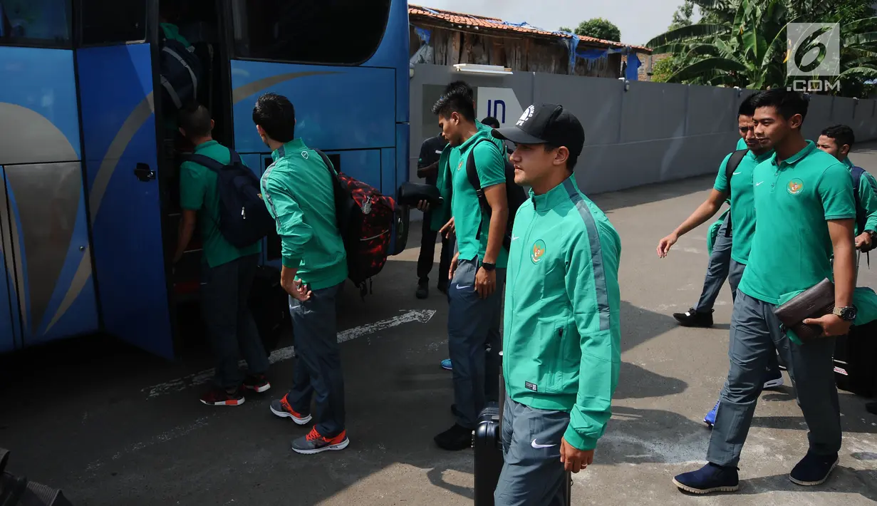 Pemain Timnas Indonesia, Irfan Bachdim (tengah) bersiap naikl bis menuju Bandara Soekarno Hatta, Tangerang, Banten, Senin (5/6). Timnas Indonesia akan melakoni laga uji coba melawan Kamboja pada 8 Juni mendatang. (Liputan6.com/Helmi Fithriansyah)