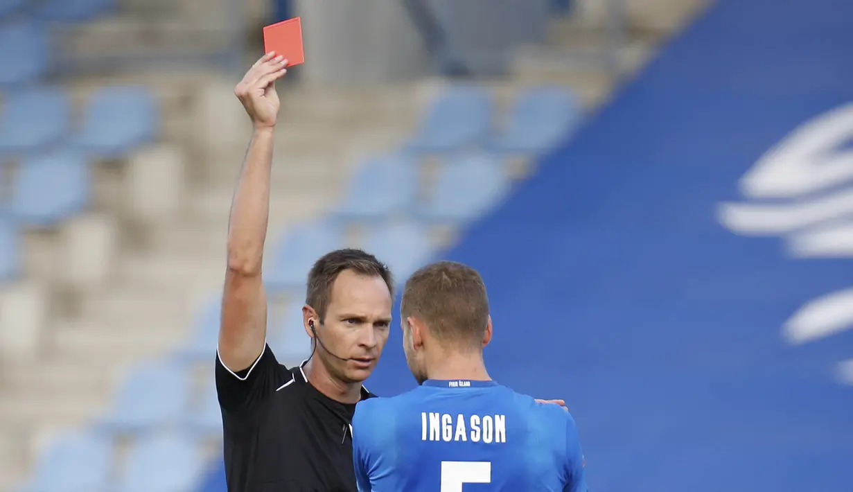 Pemain Islandia, Sverrir Ingason, mendapat kartu merah saat melawan Inggris pada laga UEFA Nations League di Stadion Laugardalsvollur, Minggu (6/9/2020). Inggris menang tipis dengan skor 1-0. (AP/Brynjar Gunnarson)