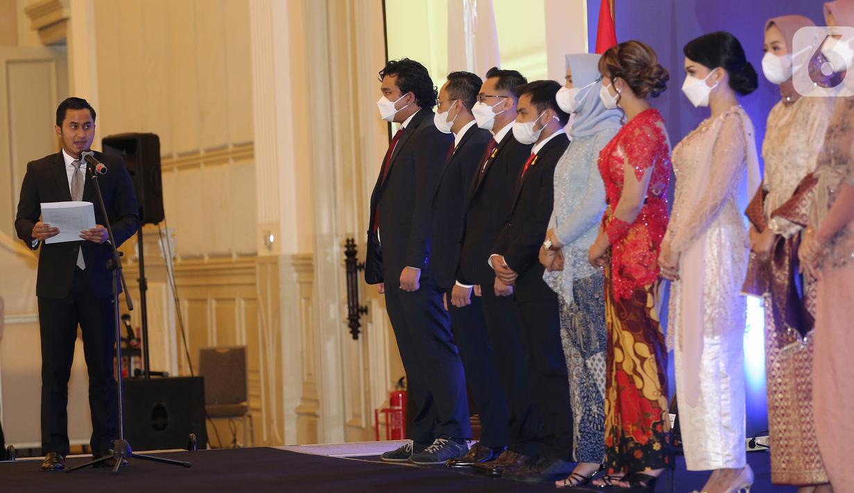 Ketua Umum BPD HIPMI Jaya Sona Maesana (kiri) membacakan ikrar pada Pengukuhan Anggota Baru HIPMI Jaya Angkatan 2021 di The Tribrata Darmawangsa, Jakarta, Kamis (02/12/2021). Pengukuhan 315 Anggota Baru bisa memberikan berkontribusi terhadap pertumbuhan ekonomi Jakarta. (Liputan6.com/Fery Pradolo)